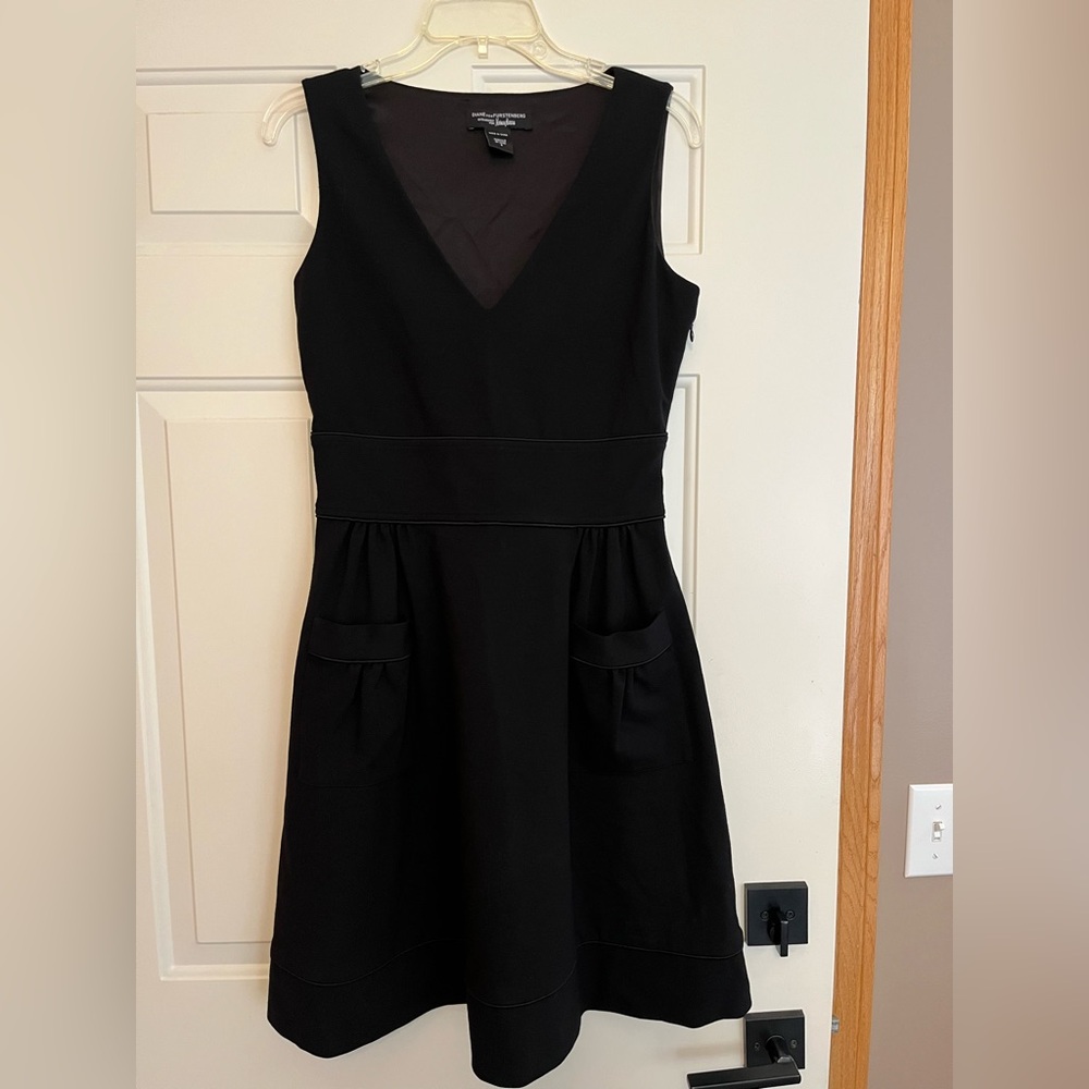 Diane Von Furstenberg black V neck sleeveless dress for Nieman Marcus. Size 8